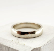 Load image into Gallery viewer, Classic Wedding Band - Half Round 4mm
